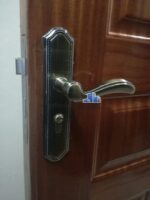 Cylinder lock on doors